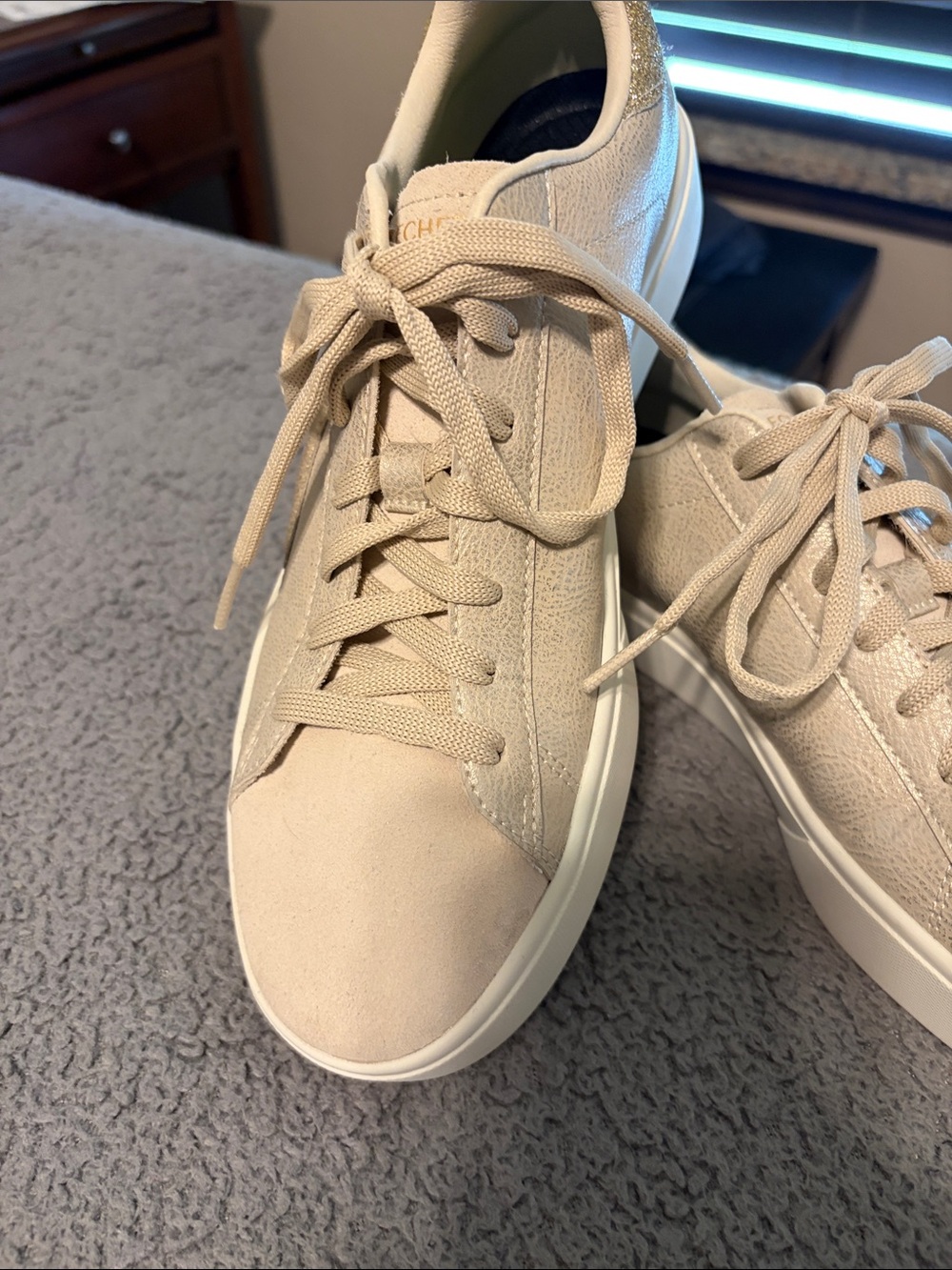Women's Neutral Beige Glitter Lace-Up Sneakers 9.5.  Wore 1 time. Too big. - Picture 3 of 5